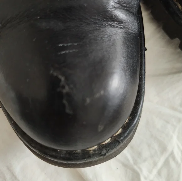 Vintage CHANEL black leathermotorcycle boots - Picture 7 of 9